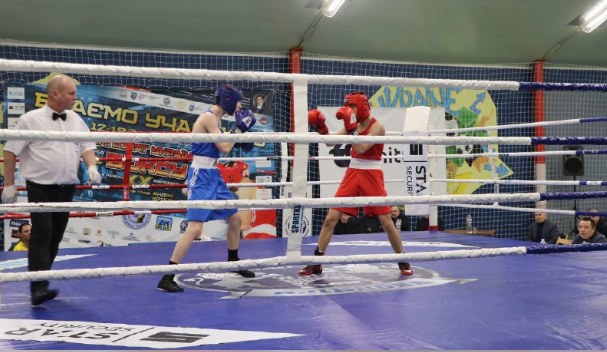 Боксери на ринзі під час чемпіонату з боксу в Черкасах