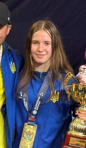 Вероніка Голуб із кубком чемпіонки Європи з боксу U15