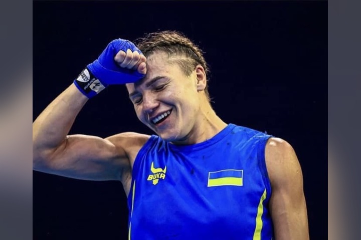 Боксерка Анастасія Ковальчук у формі збірної України святкує перемогу