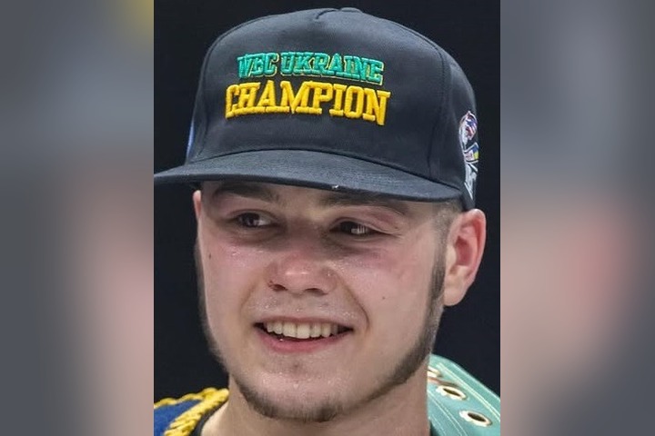 Боксер Арсеній Резніченко у кепці WBC Ukraine Champion